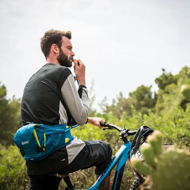 חגורת מים | שלוקר שורש 1.5 ל’ מים + 3.5 ל’ אחסון | Hipster Ultra כחול אטלנטי/צהוב זוהר