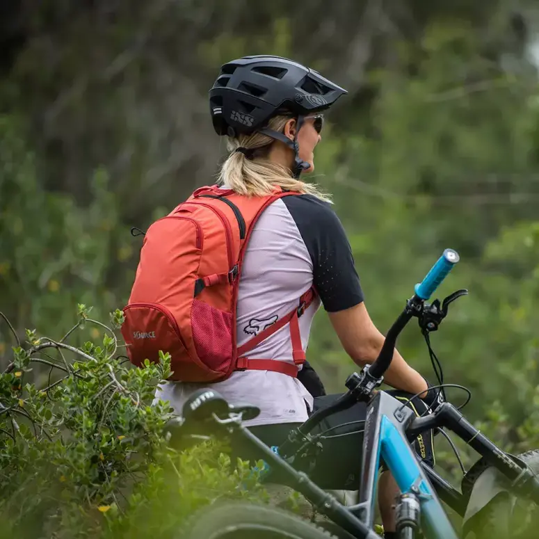 תיק טיולים ורכיבה כולל שלוקר שורש | 8/12 ליטר | Fuse כתום צ'ילי