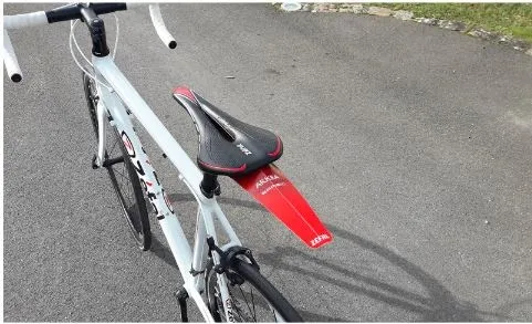 מגן בוץ M לאוכף כחול שחור