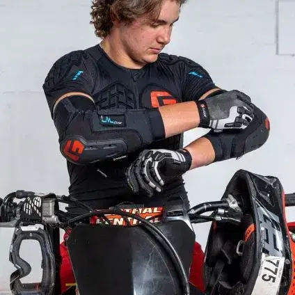 מגן מרפק E-Line Elbow Guard-Black-Blue-S